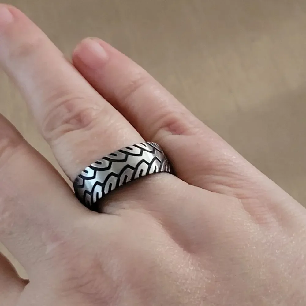 Men's size 10 stainless steel blue & silver car tire track ring